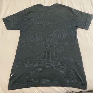 Men’s Lululemon metal vent tech “breath” shirt
